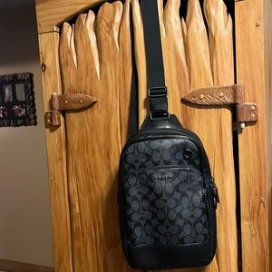 Coach sling bag, excellent condition!!!!!